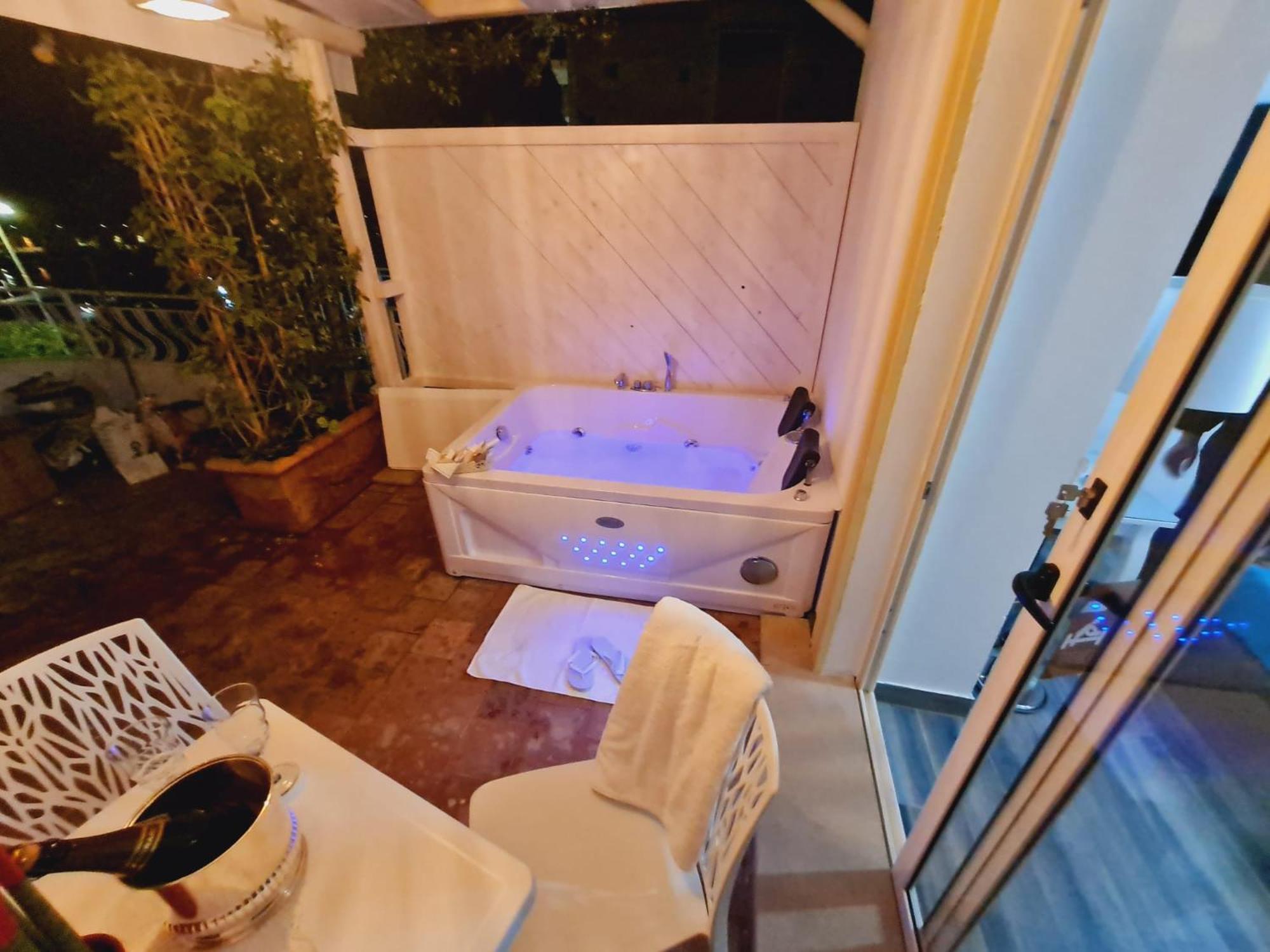 Luxury B&B Suite Jacuzzi Villa Filomena マリーナ・ディ・カメロータ エクステリア 写真